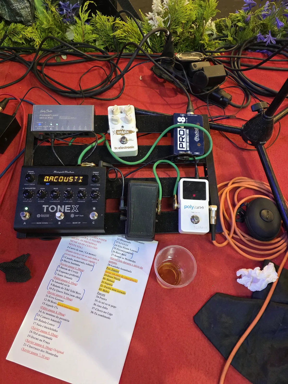 A pedaleira sobre o pano vermelho do palco com a setlist autêntica da Serra da Ribeirinha.