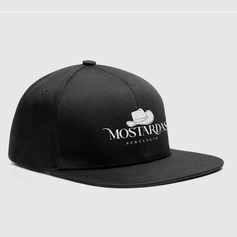 Boné preto com o logótipo branco d'Os Mostardas à frente.